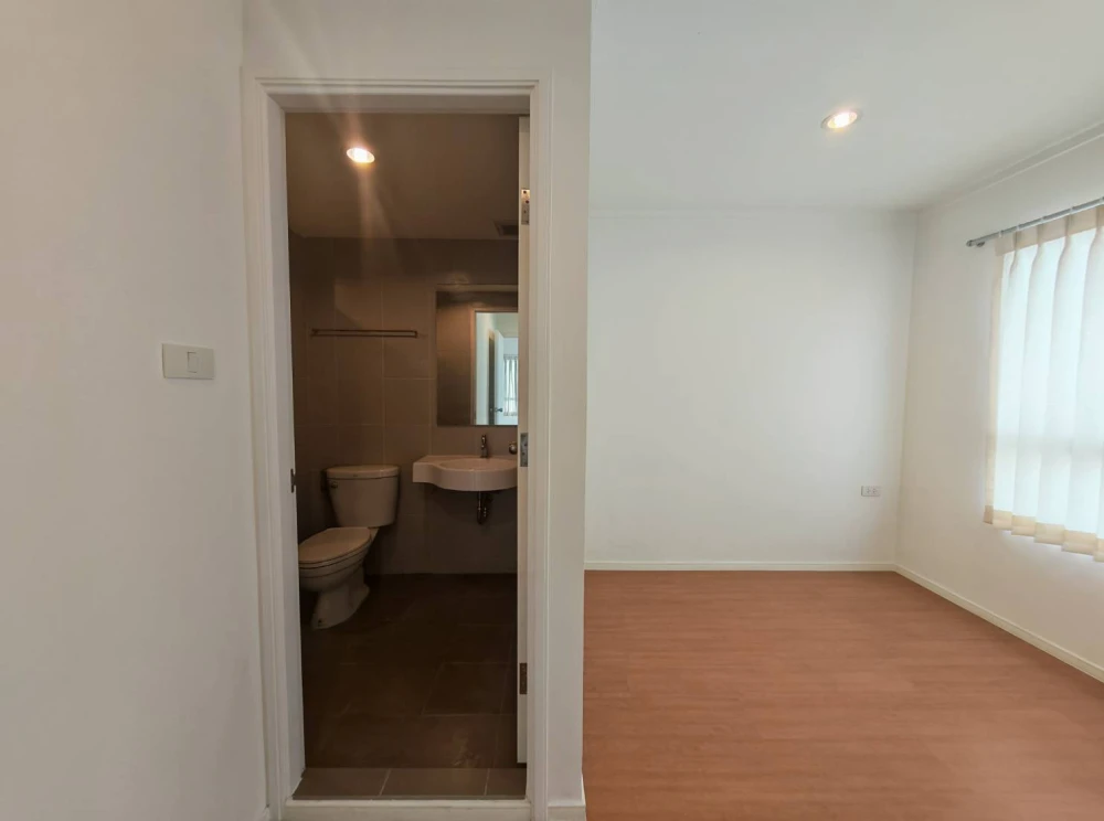 Selling a high-floor unit at Lumpini Park Rattanathibet-Ngamwongwan. Nice, breezy, spacious and comfortable. Book now!