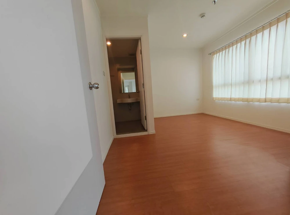 Selling a high-floor unit at Lumpini Park Rattanathibet-Ngamwongwan. Nice, breezy, spacious and comfortable. Book now!