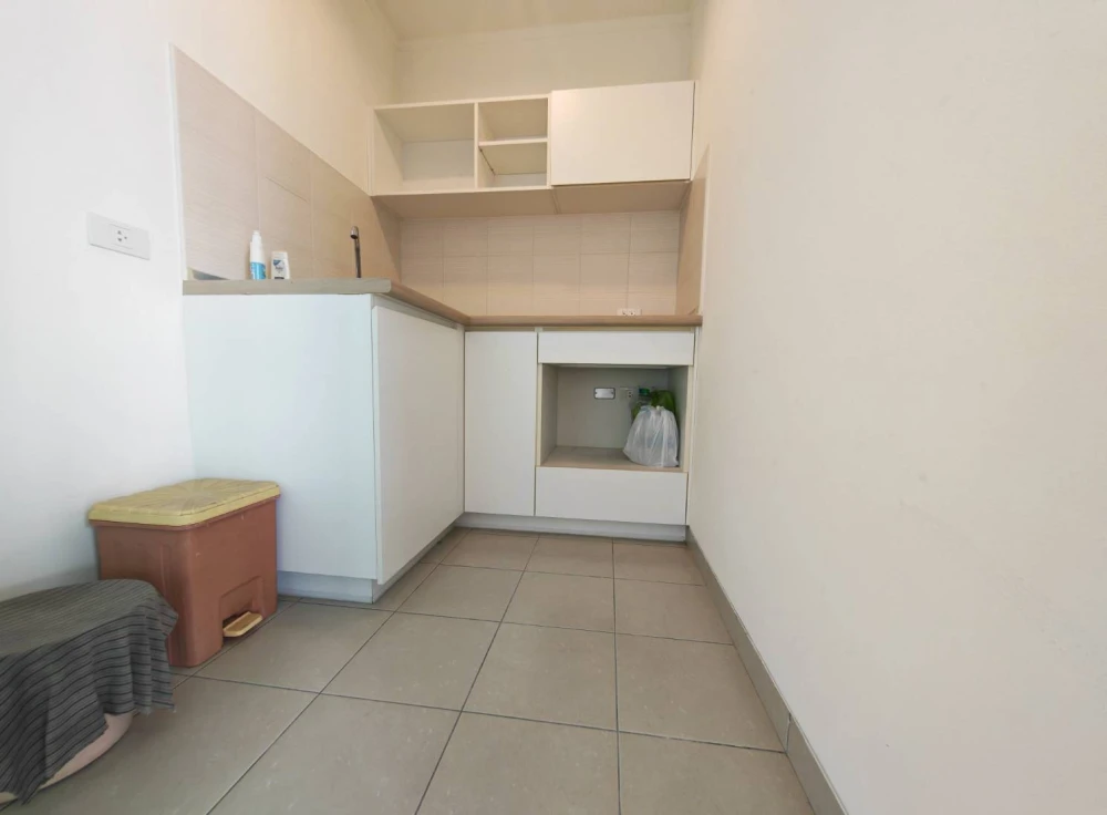 Selling a high-floor unit at Lumpini Park Rattanathibet-Ngamwongwan. Nice, breezy, spacious and comfortable. Book now!