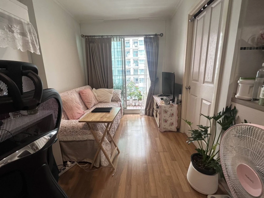 Selling Lumpini Park Riverside - Rama 3, 1 bedroom, 1 bathroom unit with high-quality built-in furniture. Book now!