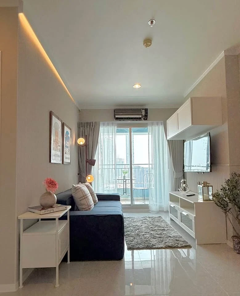 Selling a 1-bedroom unit at Lumpini Parkbeach Jomtien, 14th floor. The interior is decorated in a coordinated style and fully furnished. Book now!