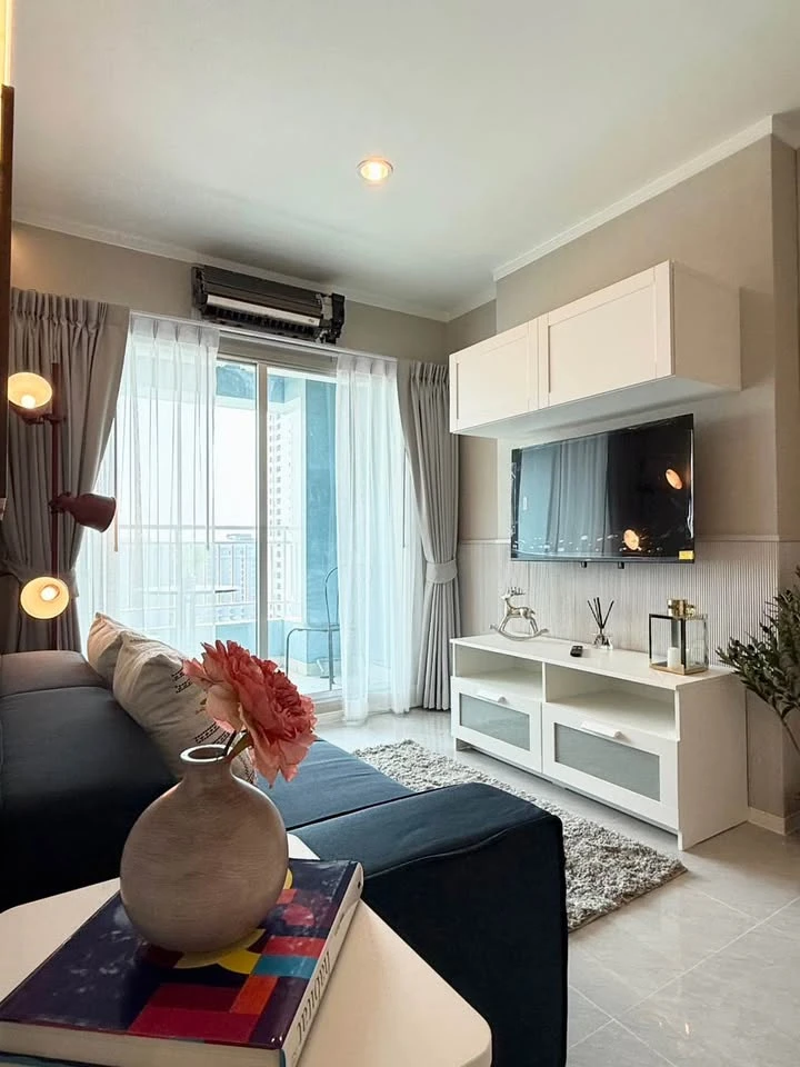 Selling a 1-bedroom unit at Lumpini Parkbeach Jomtien, 14th floor. The interior is decorated in a coordinated style and fully furnished. Book now!
