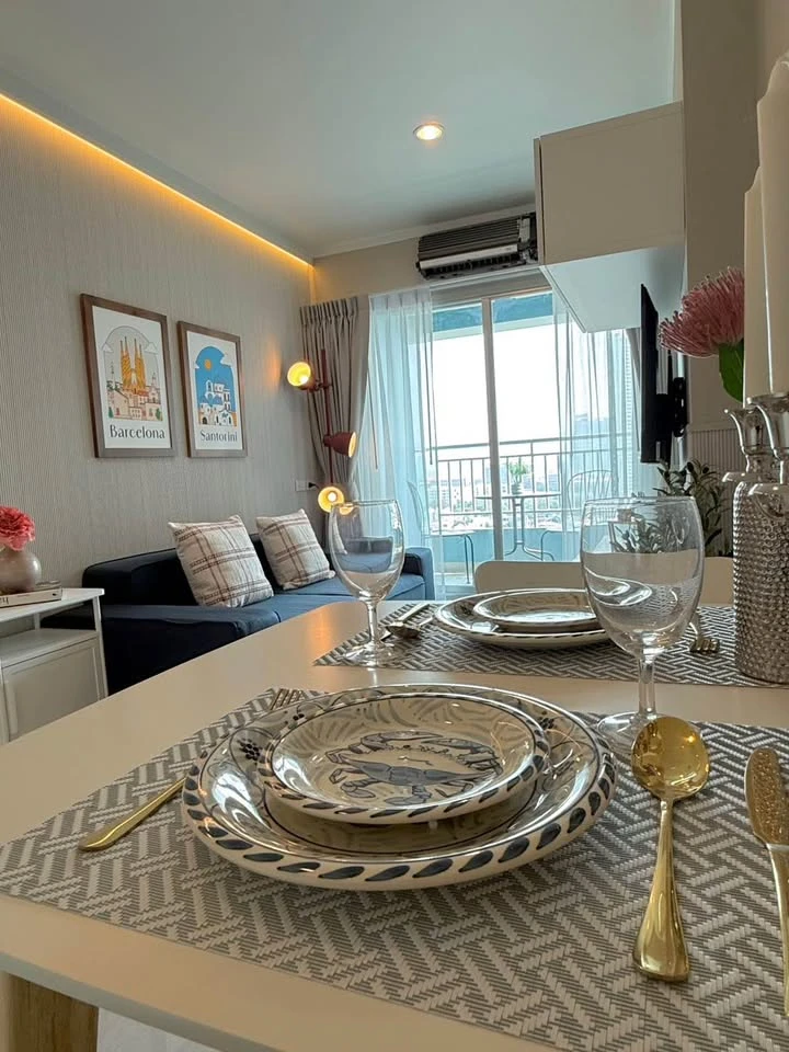 Selling a 1-bedroom unit at Lumpini Parkbeach Jomtien, 14th floor. The interior is decorated in a coordinated style and fully furnished. Book now!