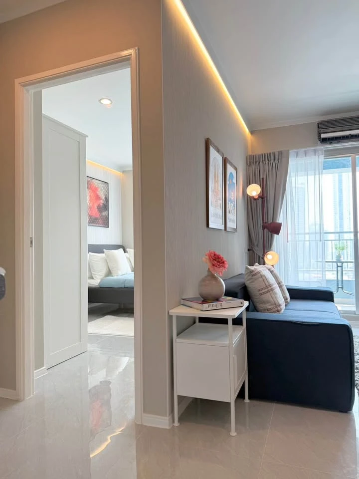 Selling a 1-bedroom unit at Lumpini Parkbeach Jomtien, 14th floor. The interior is decorated in a coordinated style and fully furnished. Book now!