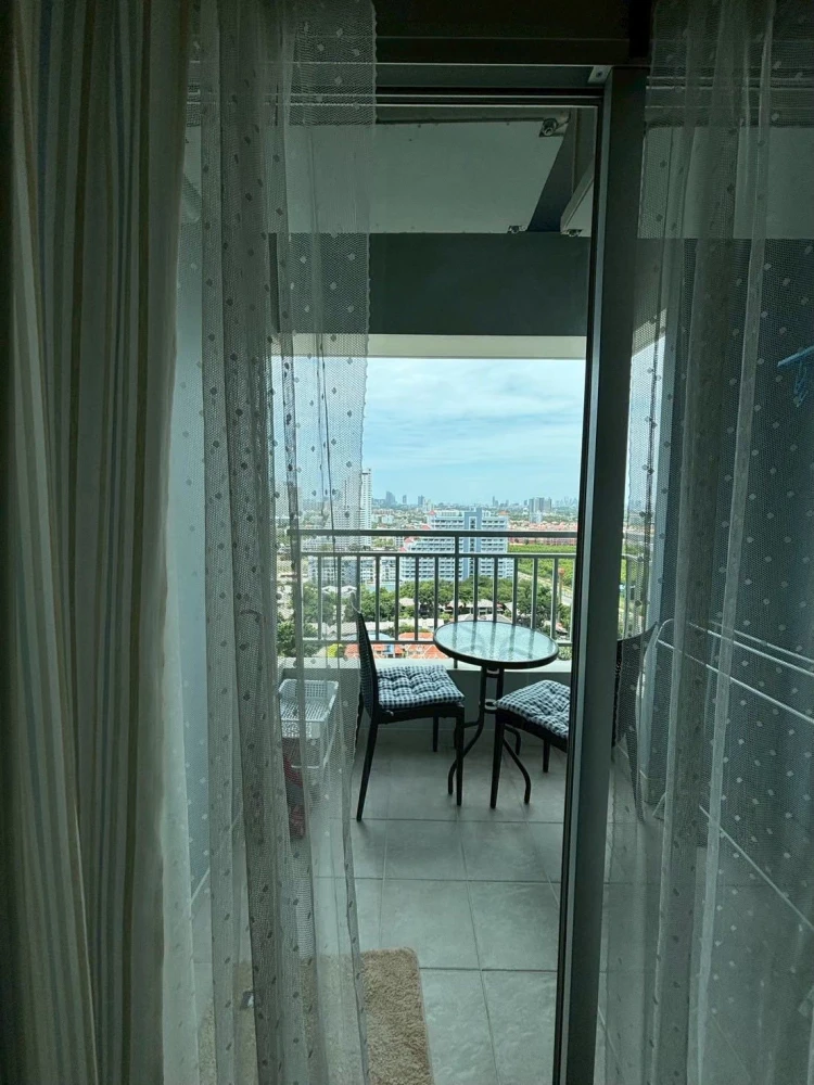 Selling a unit at Lumpini Park Beach Jomtien, 21st floor. Enjoy stunning sea and city views from a high vantage point. Don't miss out!