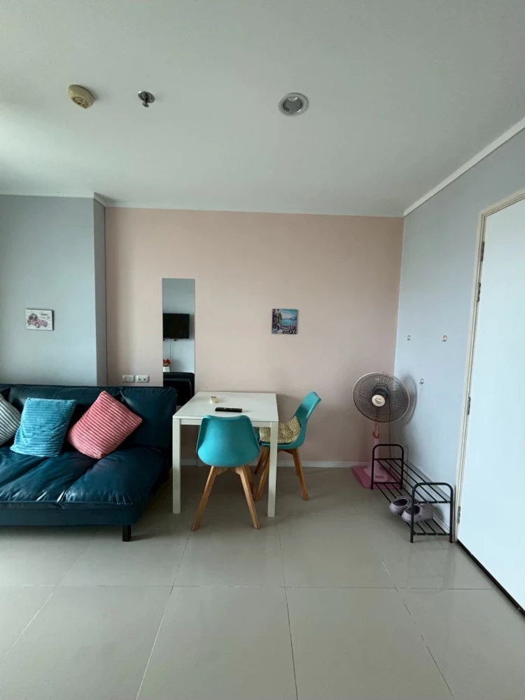 Selling a unit at Lumpini Park Beach Jomtien, 21st floor. Enjoy stunning sea and city views from a high vantage point. Don't miss out!