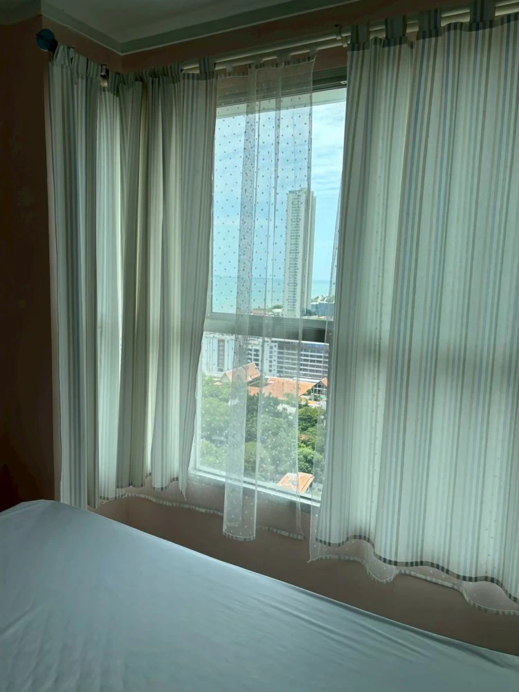 Selling a unit at Lumpini Park Beach Jomtien, 21st floor. Enjoy stunning sea and city views from a high vantage point. Don't miss out!