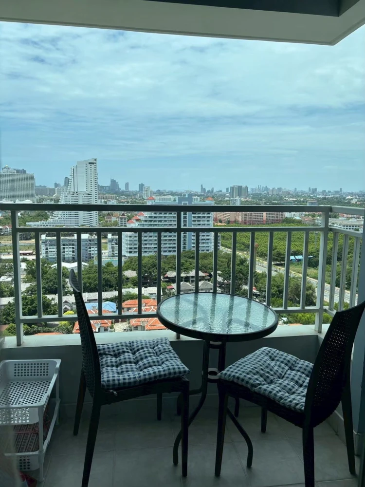 Selling a unit at Lumpini Park Beach Jomtien, 21st floor. Enjoy stunning sea and city views from a high vantage point. Don't miss out!