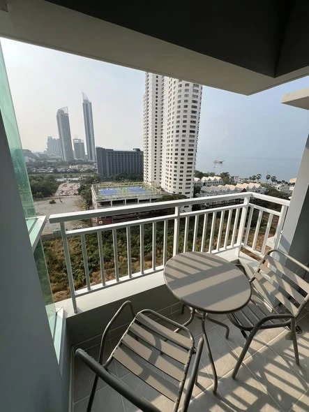 Selling a lovely condo at Lumpini Parkbeach Jomtien. Fully furnished and equipped with all amenities. Book now!