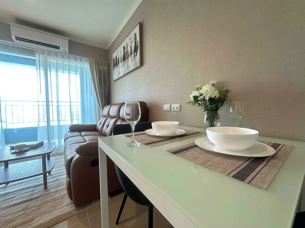 Selling a stunningly decorated Lumpini Parkbeach Jomtien condo with high-quality built-in furniture. Move-in ready!