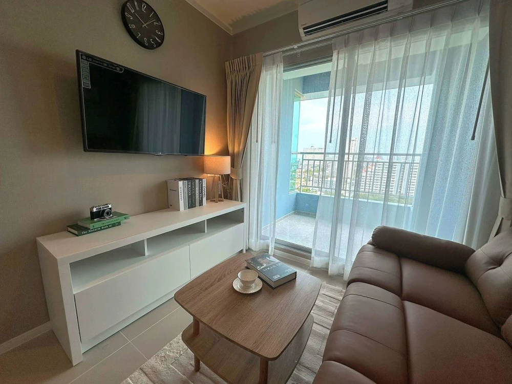 Selling a stunningly decorated Lumpini Parkbeach Jomtien condo with high-quality built-in furniture. Move-in ready!