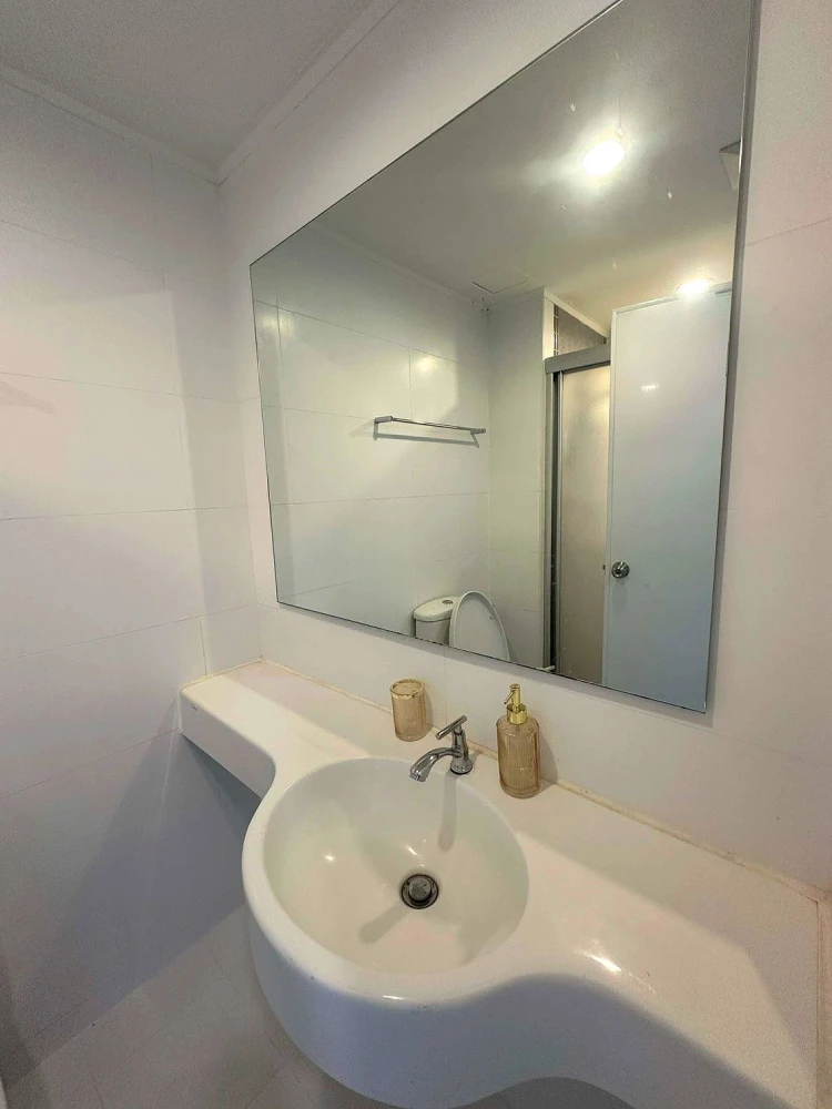 Selling a stunningly decorated Lumpini Parkbeach Jomtien condo with high-quality built-in furniture. Move-in ready!