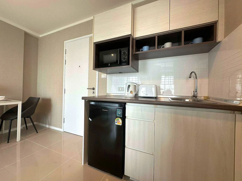 Selling a stunningly decorated Lumpini Parkbeach Jomtien condo with high-quality built-in furniture. Move-in ready!