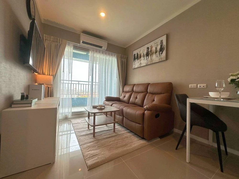 Selling a stunningly decorated Lumpini Parkbeach Jomtien condo with high-quality built-in furniture. Move-in ready!