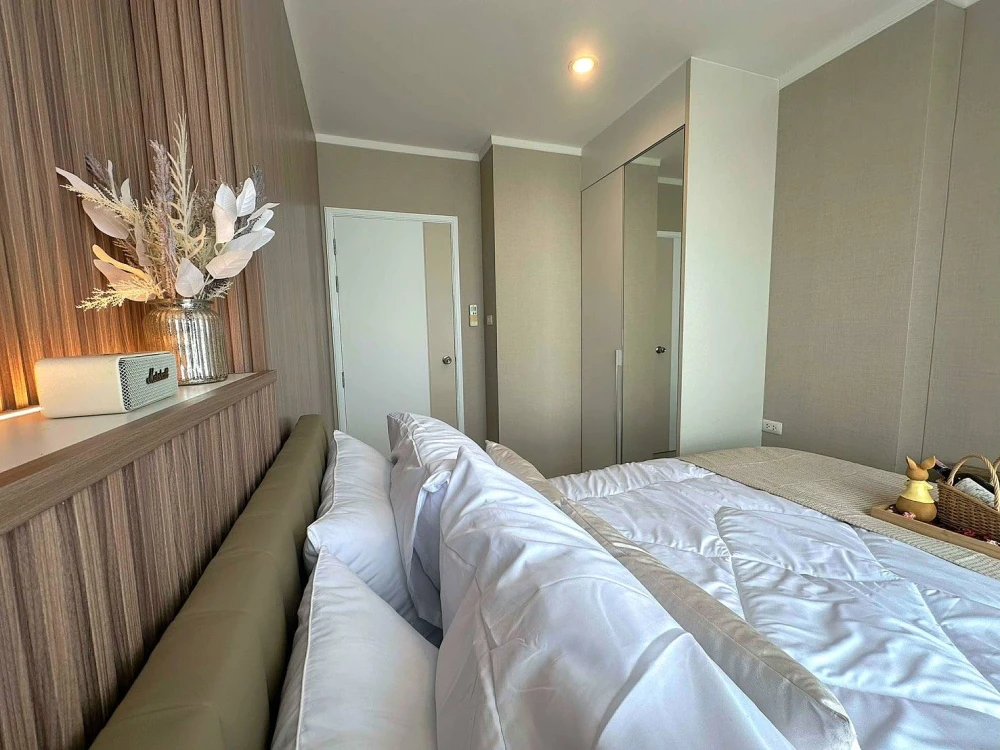 Selling a stunningly decorated Lumpini Parkbeach Jomtien condo with high-quality built-in furniture. Move-in ready!