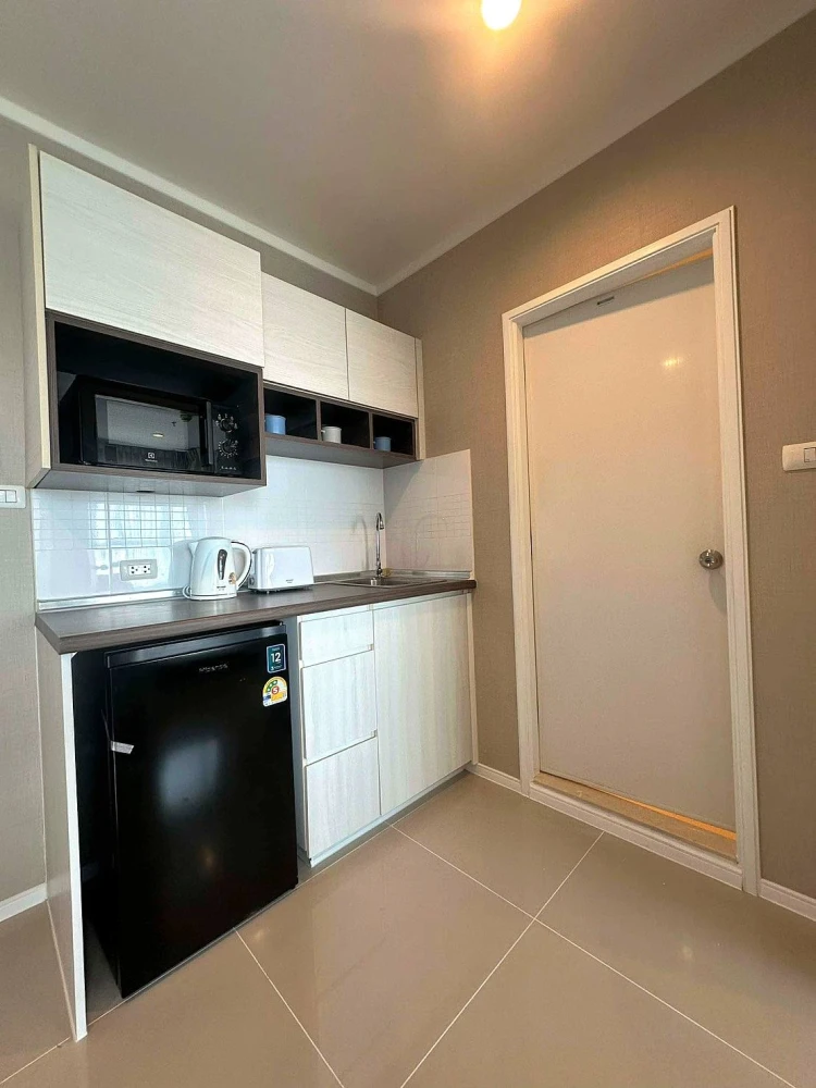 Selling a stunningly decorated Lumpini Parkbeach Jomtien condo with high-quality built-in furniture. Move-in ready!