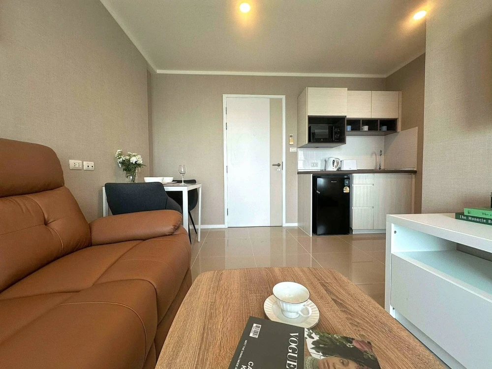 Selling a stunningly decorated Lumpini Parkbeach Jomtien condo with high-quality built-in furniture. Move-in ready!