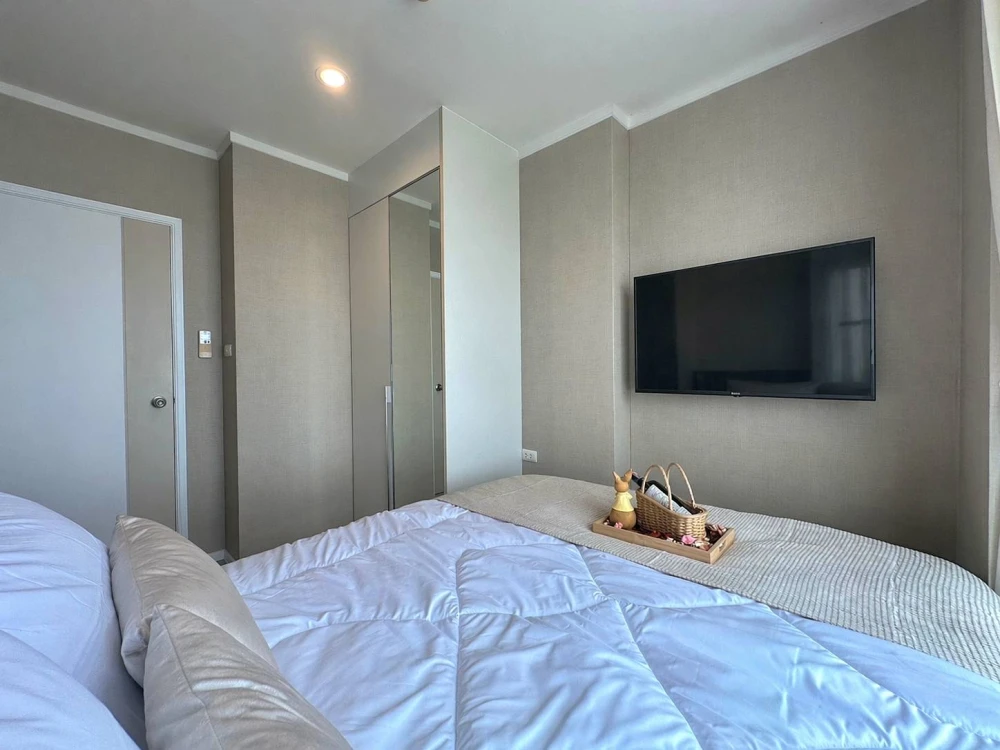Selling a stunningly decorated Lumpini Parkbeach Jomtien condo with high-quality built-in furniture. Move-in ready!