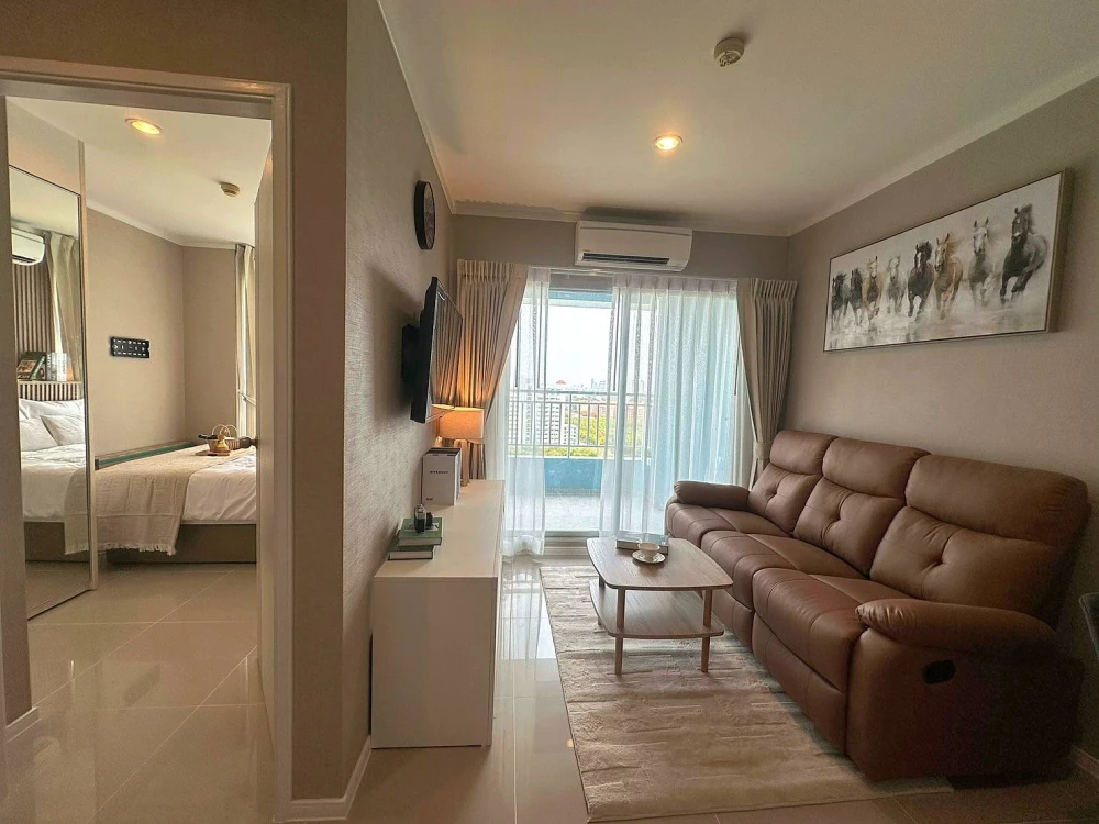 Selling a stunningly decorated Lumpini Parkbeach Jomtien condo with high-quality built-in furniture. Move-in ready!