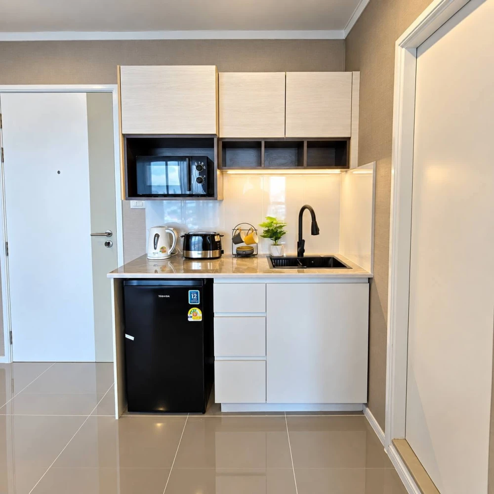 Selling a beautifully decorated minimalist-style condo at Lumpini Parkbeach Jomtien, featuring high-quality built-in furniture. Don't miss out!