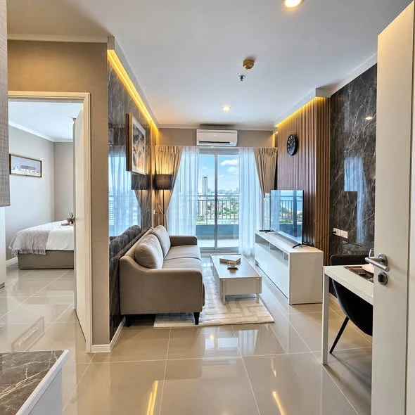 Selling a beautifully decorated minimalist-style condo at Lumpini Parkbeach Jomtien, featuring high-quality built-in furniture. Don't miss out!
