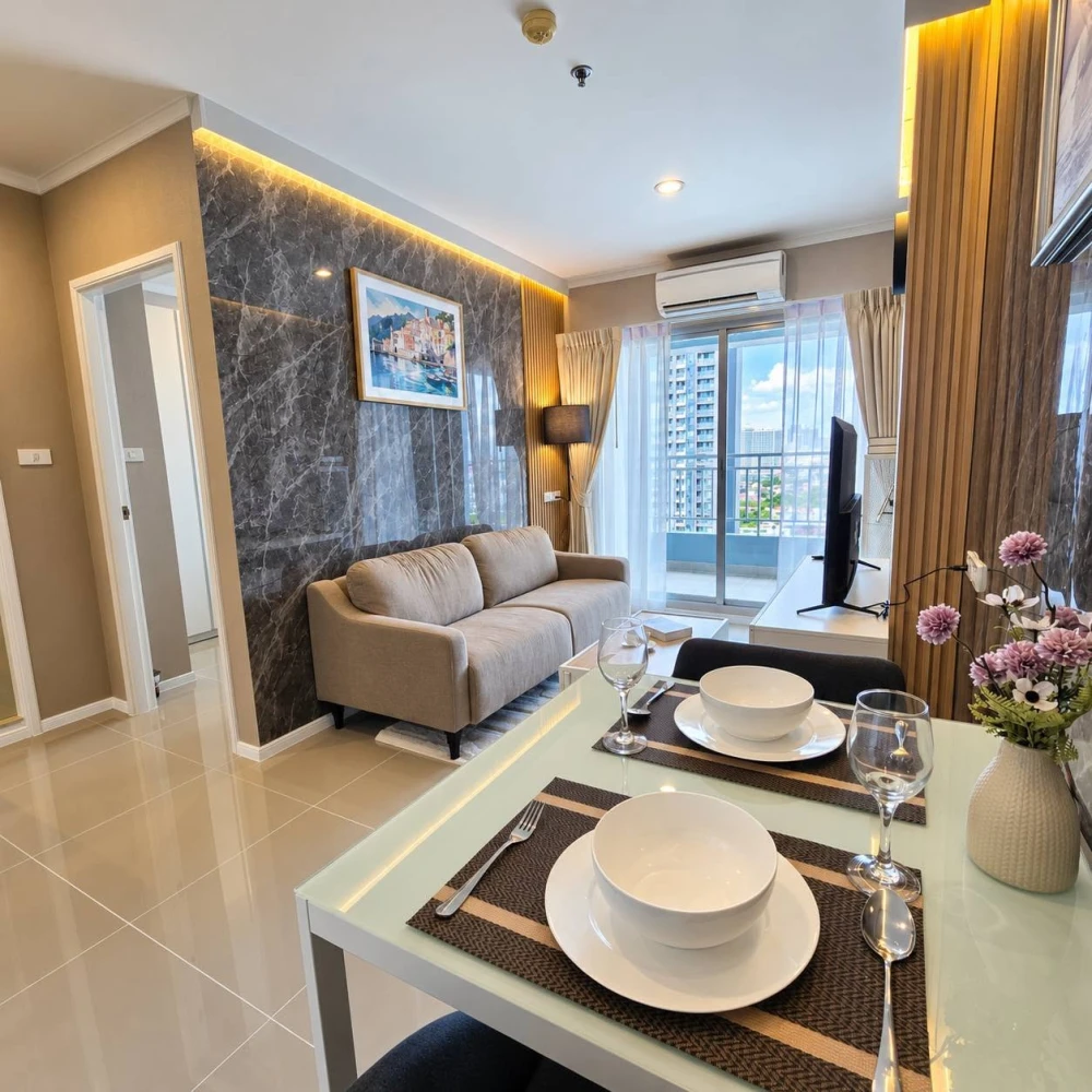 Selling a beautifully decorated minimalist-style condo at Lumpini Parkbeach Jomtien, featuring high-quality built-in furniture. Don't miss out!