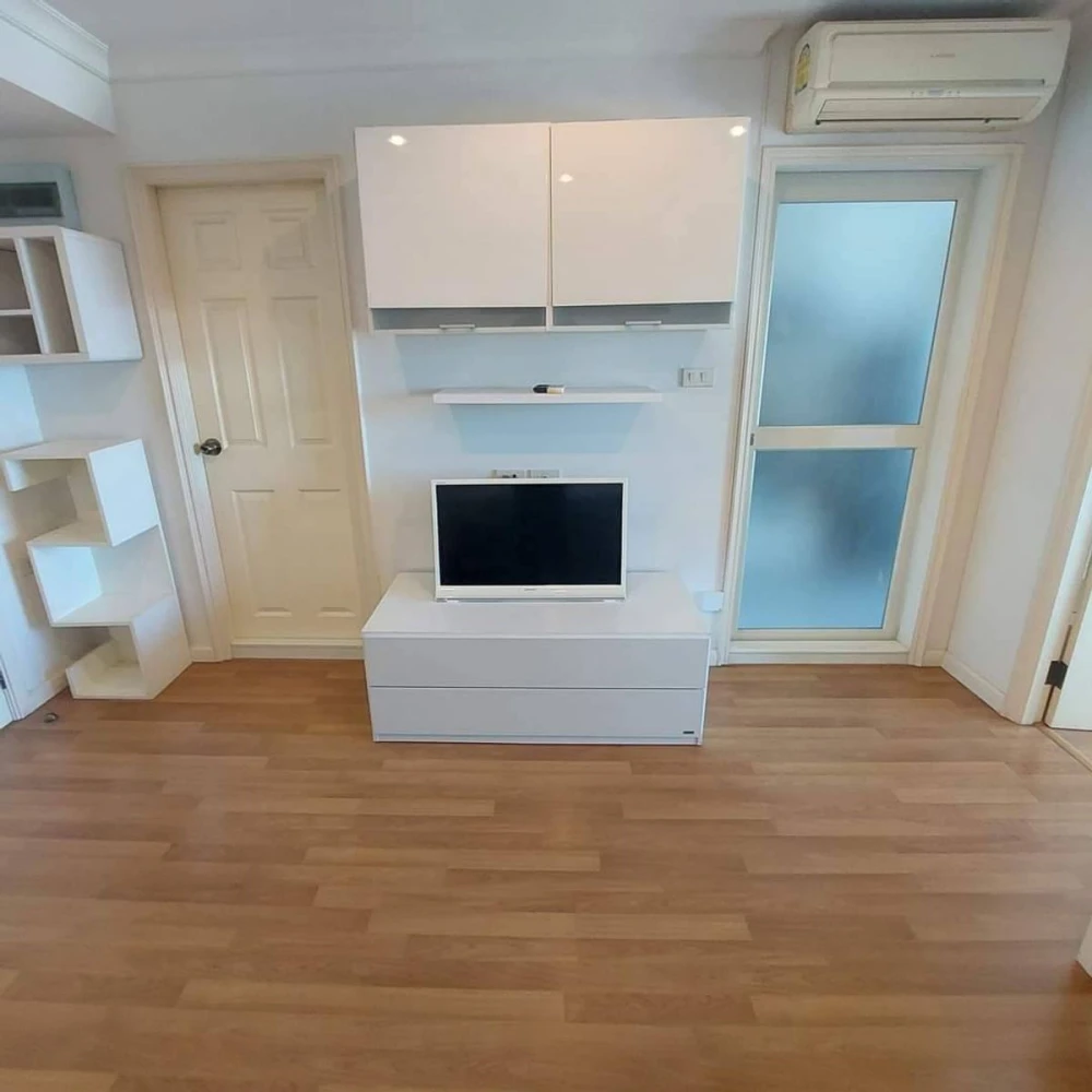 Selling a fully furnished, ready-to-move-in unit at Lumpini Place Narathiwat-Chaophraya, 15th floor. Book now! (Hurry!)