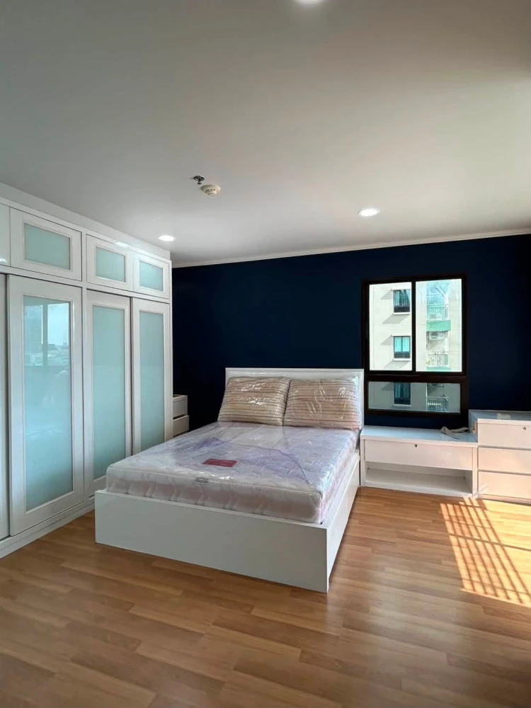 Selling a unit at Lumpini Place Phahol-Sapankhwai, 8th floor (lucky number), spacious living area, and unobstructed view. Book now! images
