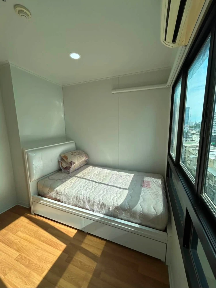 Selling a unit at Lumpini Place Phahol-Sapankhwai, 8th floor (lucky number), spacious living area, and unobstructed view. Book now!