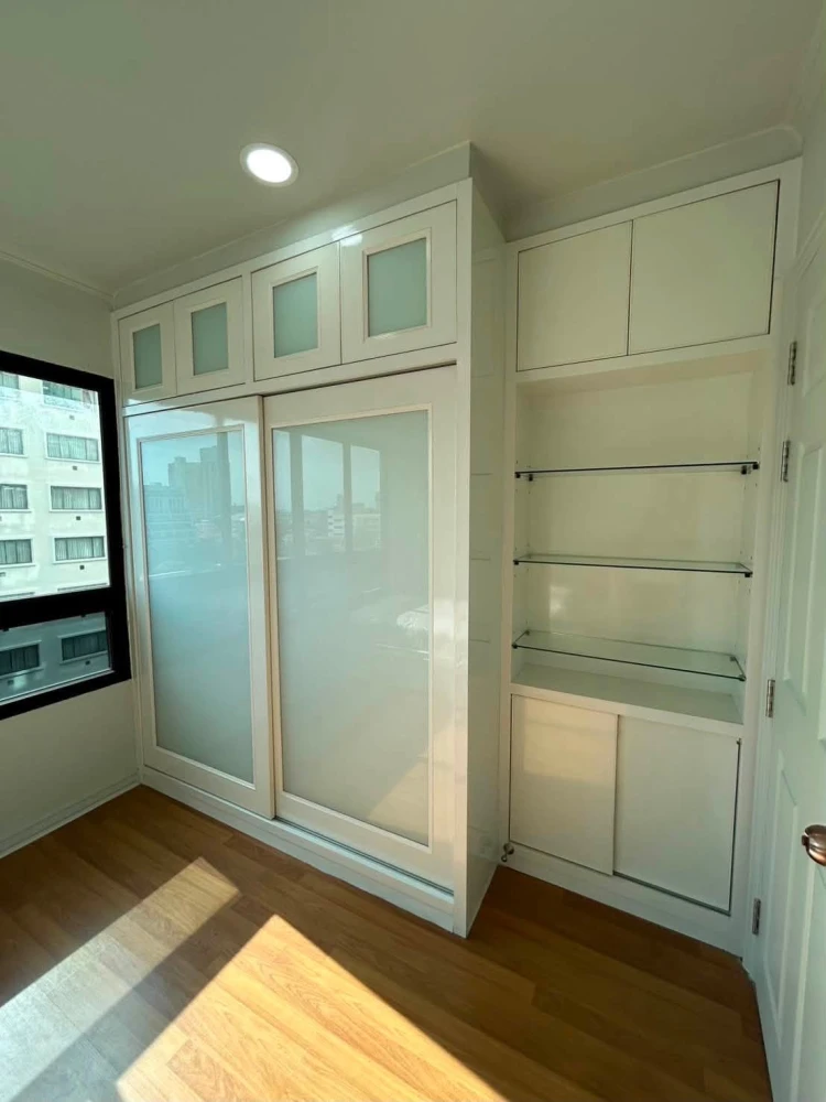 Selling a unit at Lumpini Place Phahol-Sapankhwai, 8th floor (lucky number), spacious living area, and unobstructed view. Book now!