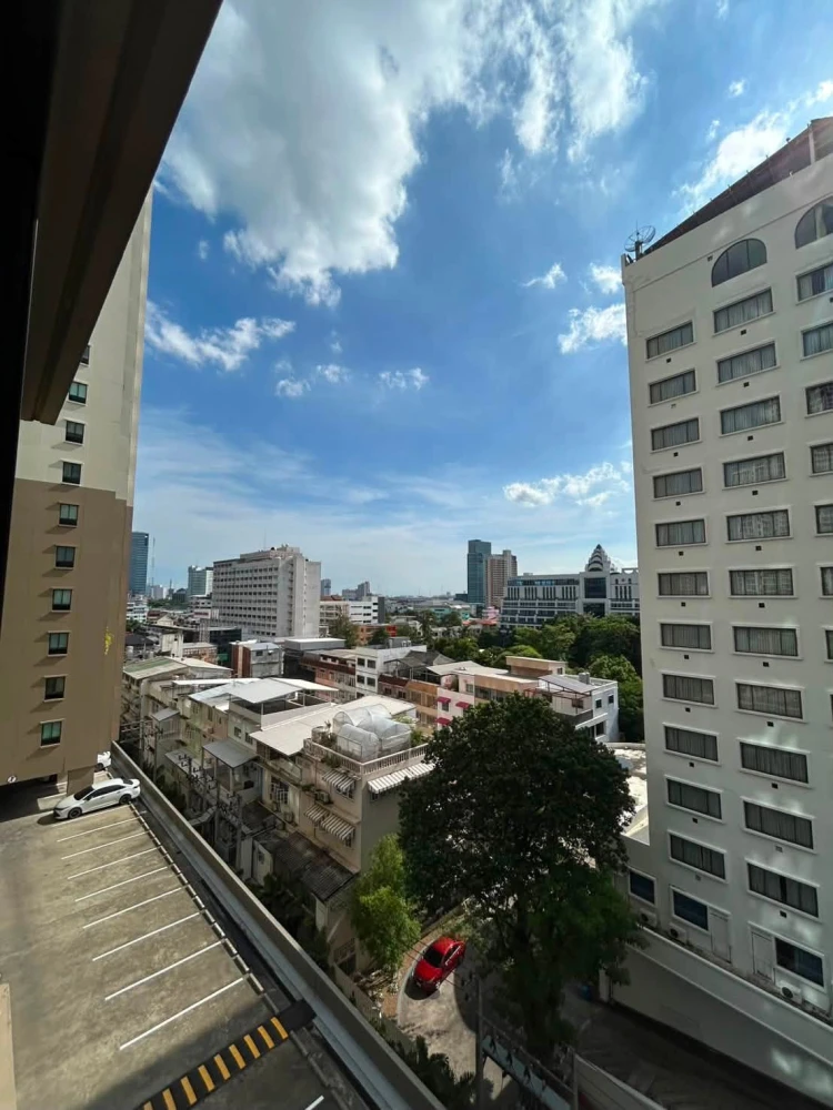 Selling a unit at Lumpini Place Phahol-Sapankhwai, 8th floor (lucky number), spacious living area, and unobstructed view. Book now!
