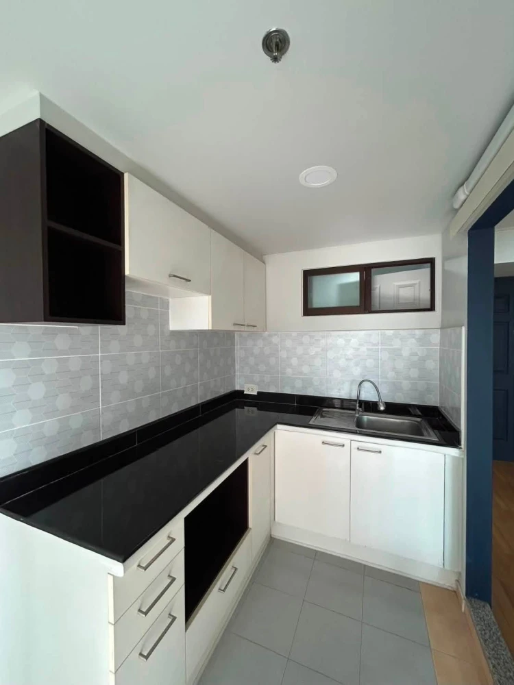 Selling a unit at Lumpini Place Phahol-Sapankhwai, 8th floor (lucky number), spacious living area, and unobstructed view. Book now!