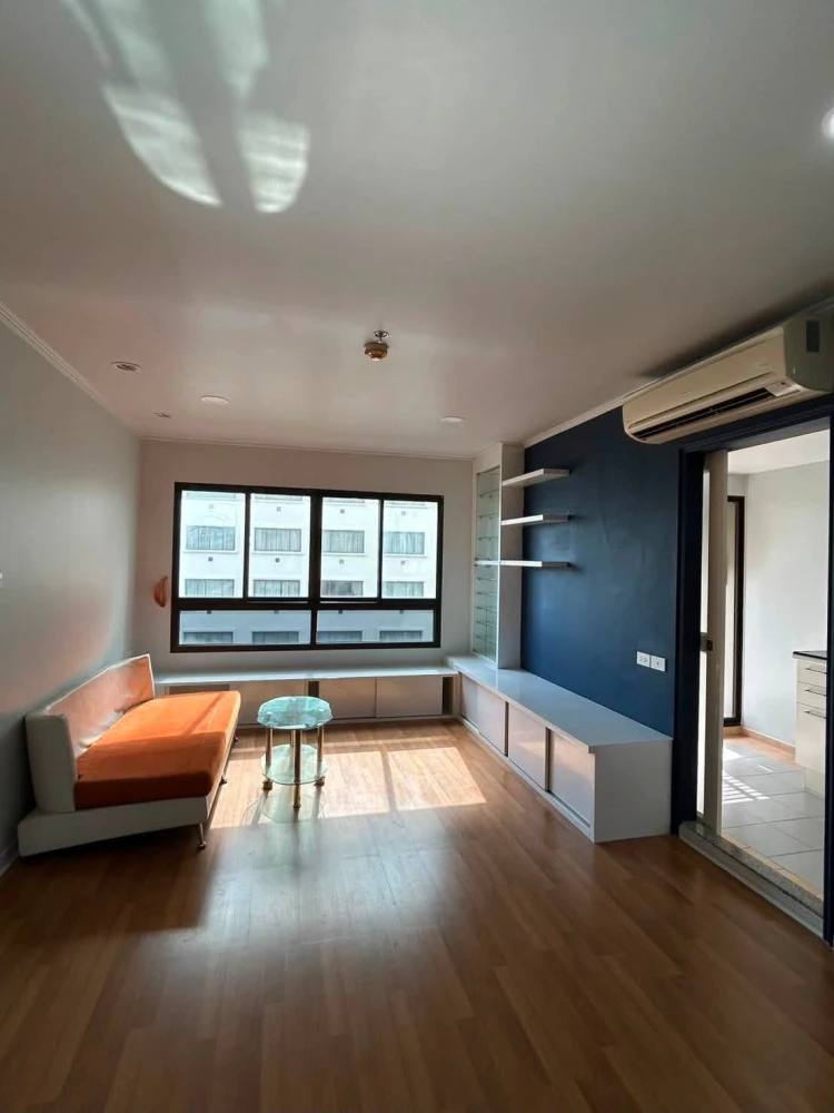 Selling a unit at Lumpini Place Phahol-Sapankhwai, 8th floor (lucky number), spacious living area, and unobstructed view. Book now!