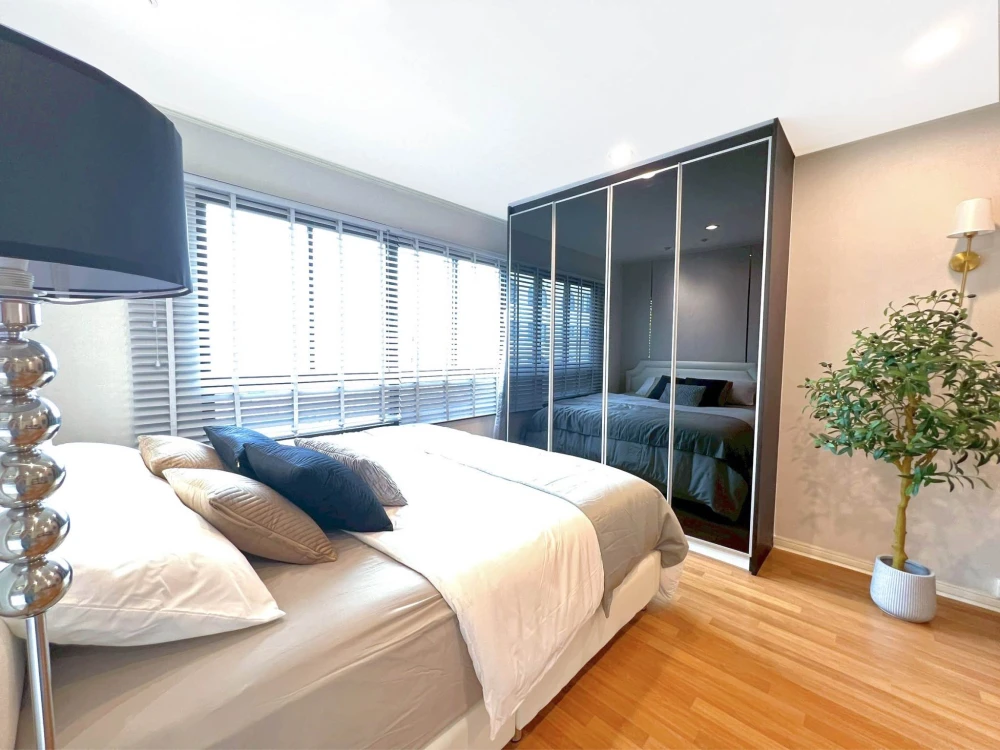 Selling ready-to-move-in condo at Lumpini Place Phahol-Sapankhwai. Includes furniture and appliances. Book now! Don't miss out! +++