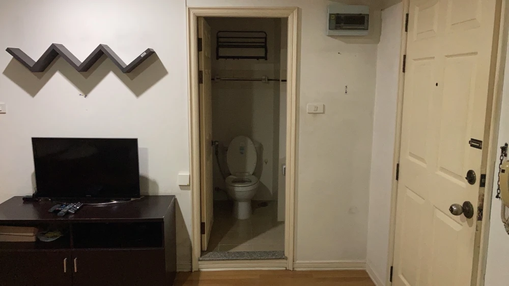 For sale: Lumpini Place Pinklao, spacious room, lots of usable space, comes with a large sofa, comfortable to sit on, fully furnished, reserve now.