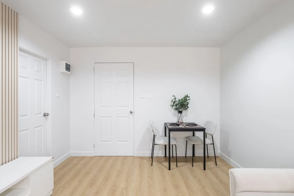 Selling a lovely, fully furnished condo at Lumpini Place Pinklao. High floor, spacious and comfortable. Book now!