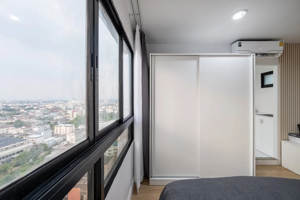 Selling a lovely, fully furnished condo at Lumpini Place Pinklao. High floor, spacious and comfortable. Book now!