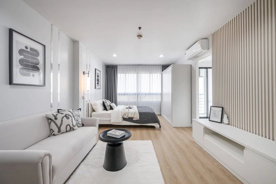 Selling a lovely, fully furnished condo at Lumpini Place Pinklao. High floor, spacious and comfortable. Book now!