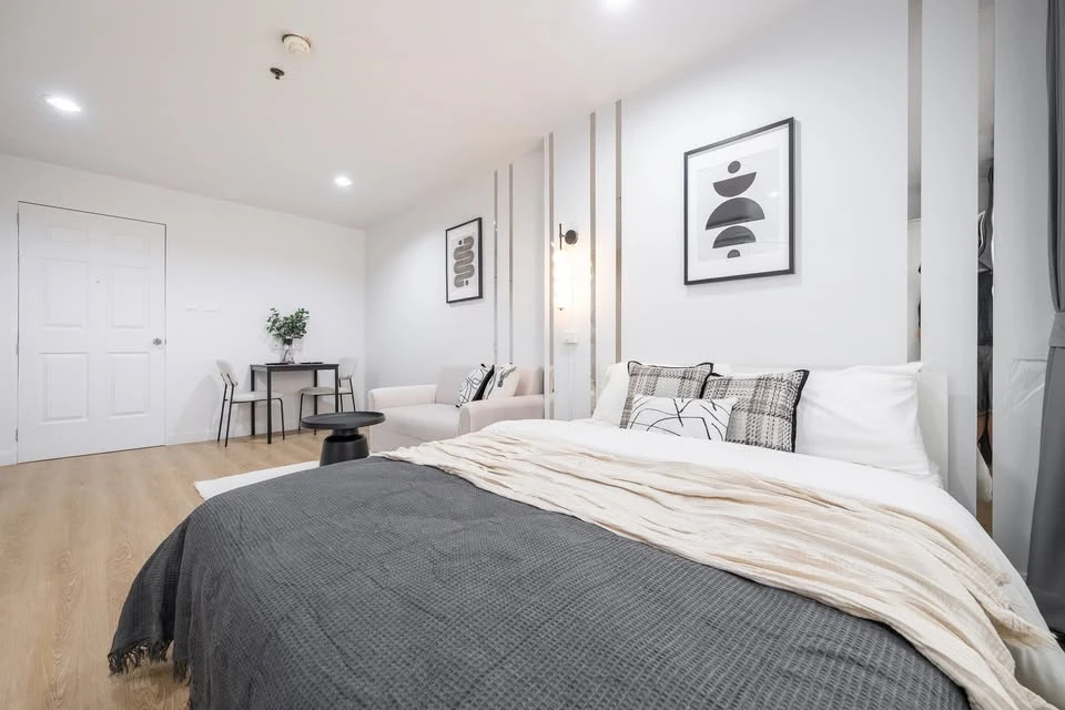 Selling a lovely, fully furnished condo at Lumpini Place Pinklao. High floor, spacious and comfortable. Book now!