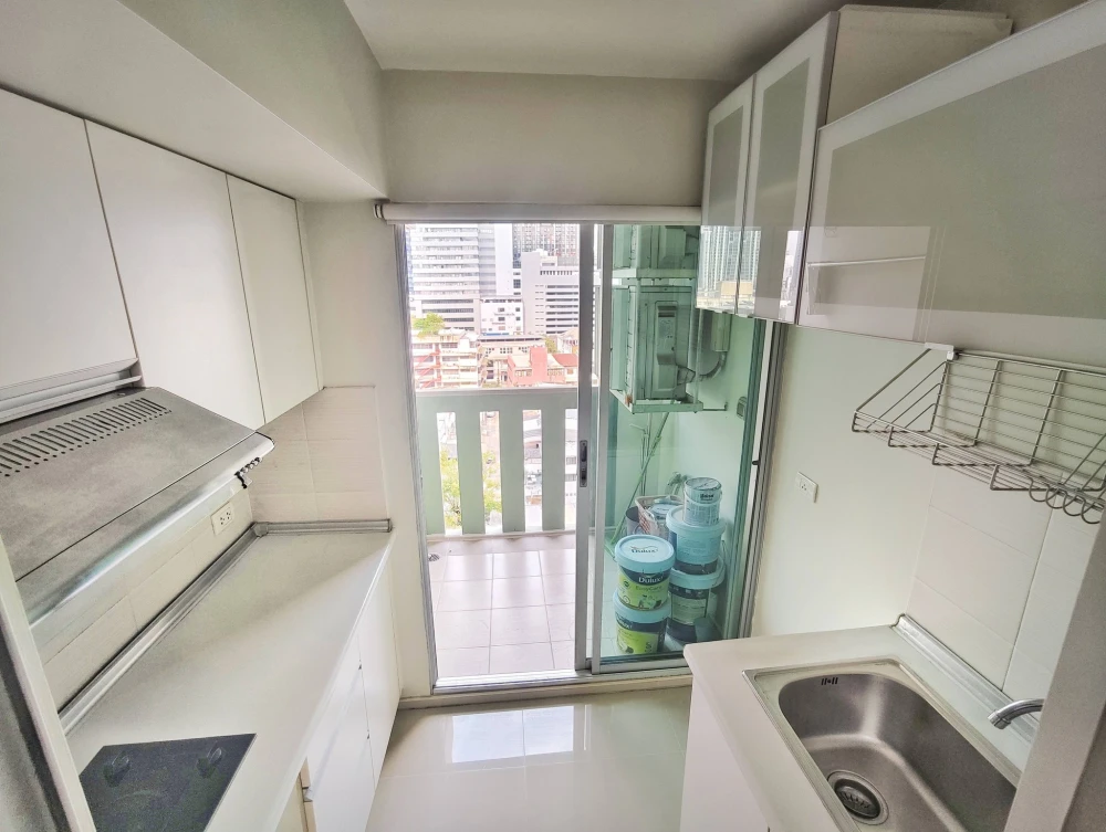 Selling Lumpini Place Rama 9–Ratchada, 11th floor, unobstructed view, no buildings blocking the view. Interested? Book now! (Urgent!)