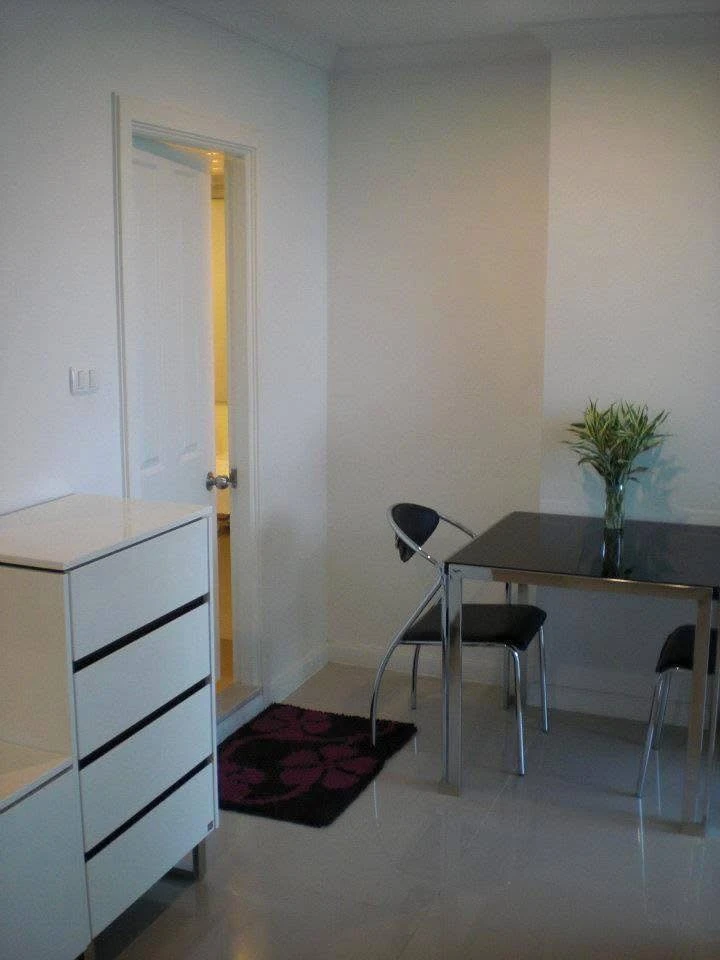 Selling Lumpini Place Rama 9–Ratchada condo unit, fully furnished with appliances, high floor, great location. Book now before it's too late!!!