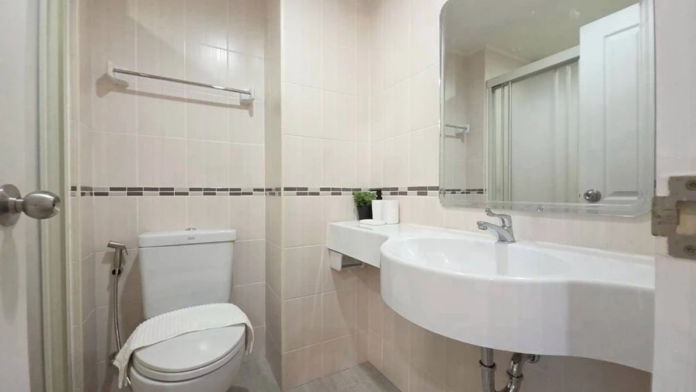 Selling a beautiful 7th-floor unit at Lumpini Place Rama VIII, fully furnished. Book now!