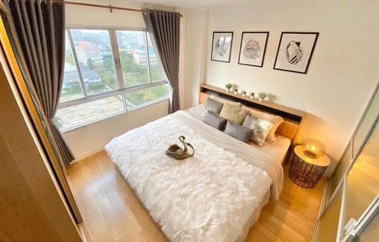 Selling a beautifully decorated, fully furnished unit at Lumpini Place Rama VIII, 11th floor. Spacious living area. Book now! images