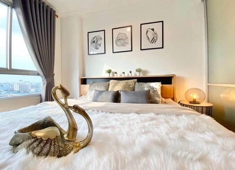 Selling a beautifully decorated, fully furnished unit at Lumpini Place Rama VIII, 11th floor. Spacious living area. Book now!