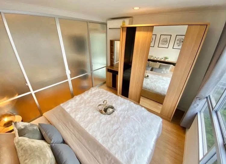 Selling a beautifully decorated, fully furnished unit at Lumpini Place Rama VIII, 11th floor. Spacious living area. Book now!