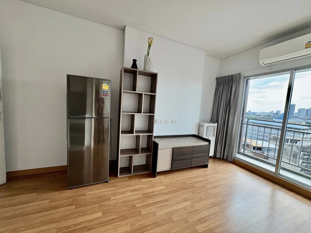 For sale: Lumpini Place Ratchada-Sathu, 10th floor, nice view, worth living in. Interested in owning one? Hurry and reserve now.