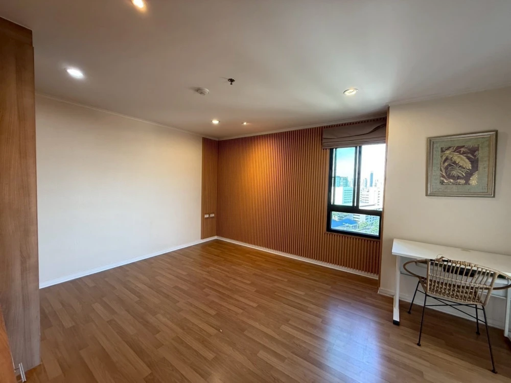 Selling Lumpini Place Ratchada-Thapra, 15th floor, corner unit, great view. Book now!