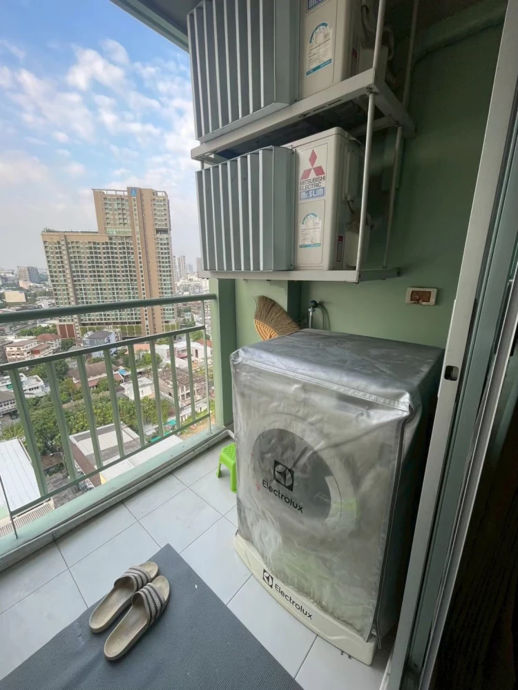 Selling a ready-to-move-in condo at Lumpini Place Ratchayothin. Fully furnished. Just bring your bags! Book now!