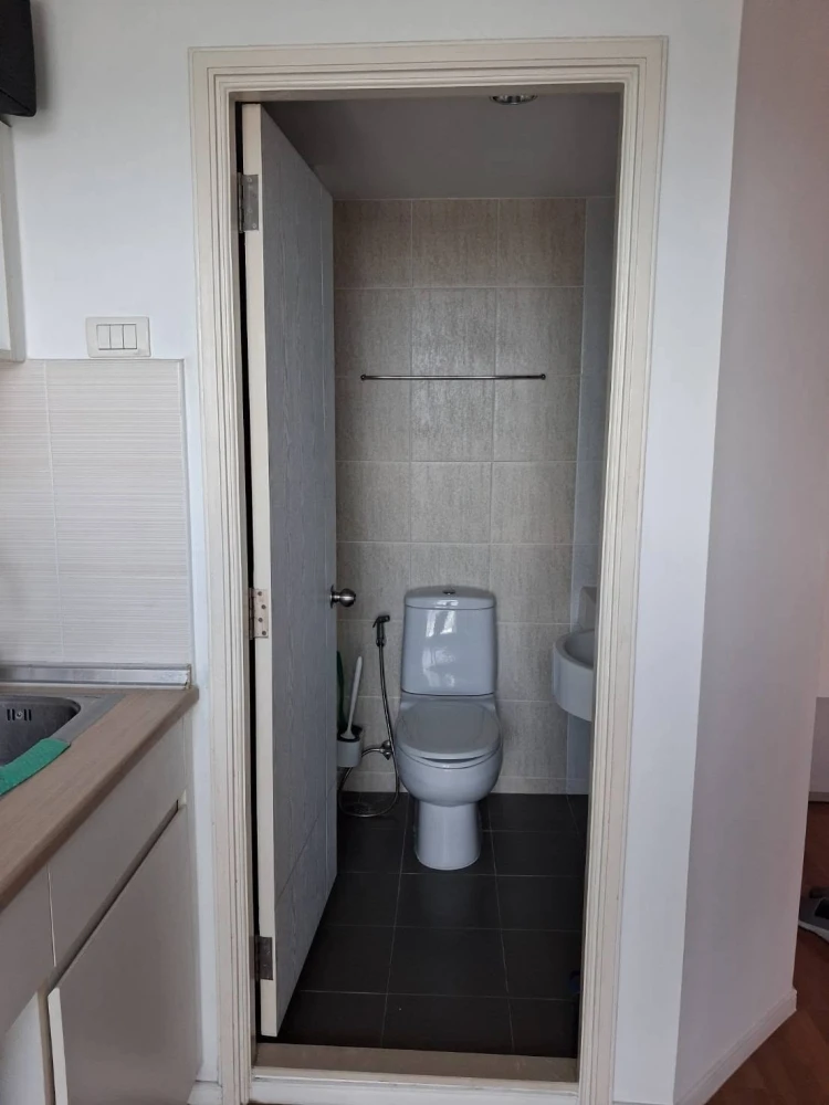 Selling a 1-bedroom, 1-bathroom unit at Lumpini Place Suksawat - Rama 2. Prime location with complete amenities. Don't miss out!