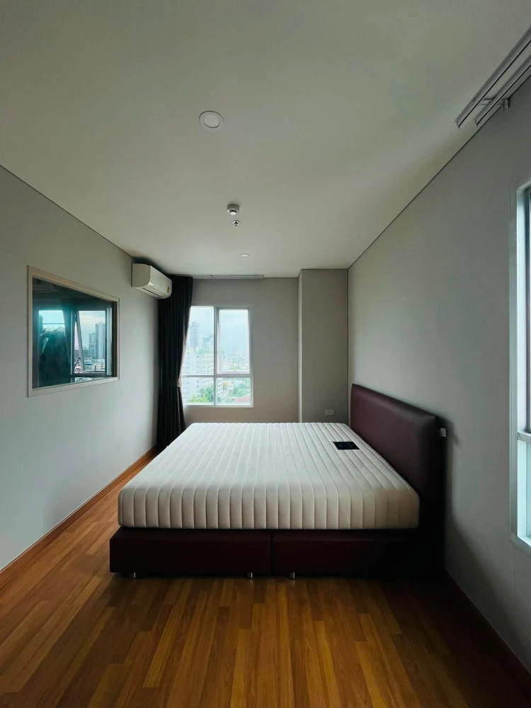 Selling a corner unit at Lumpini Place Taopoon - Interchange, offering privacy and a great location with convenient transportation. Book now!
